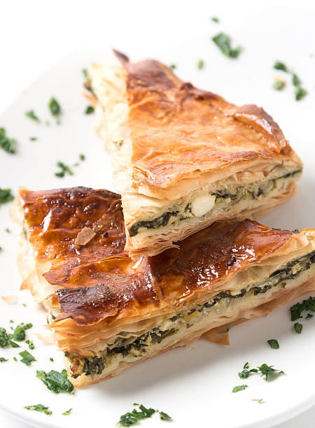 спанакопита (greek шпинат пирог) - pie spinach spanakopita filo pastry стоковые фото и изображения