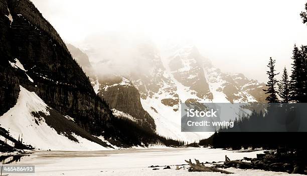 Photo libre de droit de Lac Moraine En Sépia banque d'images et plus d'images libres de droit de Alberta - Alberta, Fondre, Glace