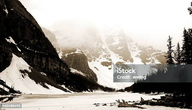 Jezioro Moraine W Sepia - zdjęcia stockowe i więcej obrazów Alberta - Alberta, Bez ludzi, Fotografika