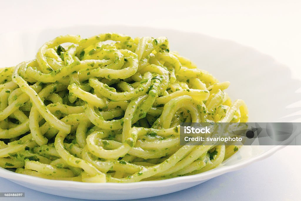 Spaghetti avec la sauce au pesto - Photo de Ail - Légume à bulbe libre de droits