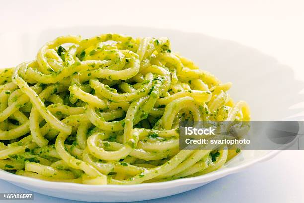 Foto de Espaguete Com Molho Pesto e mais fotos de stock de Alho - Alho, Branco, Comida