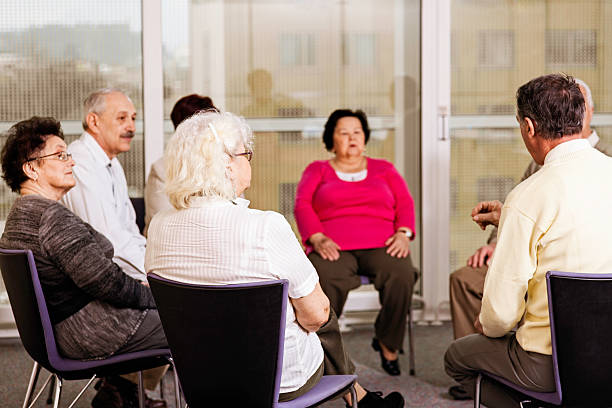 terapia di gruppo nella community centre - senior adult group therapy social gathering community center foto e immagini stock