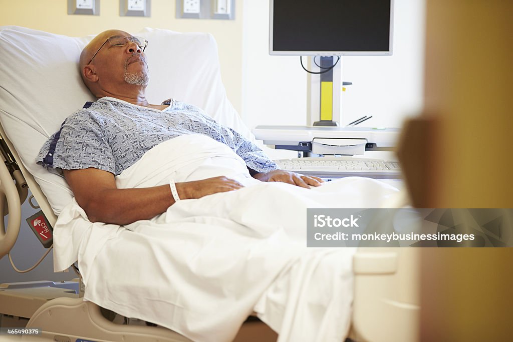 Senior Male Patient Resting In Hospital Bed - Royalty-free Hastane Stok görsel