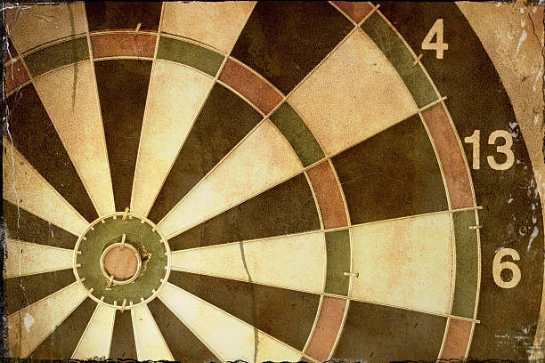 stare zdjęcie starej dart board - targeted dart bulls eye pub zdjęcia i obrazy z banku zdjęć