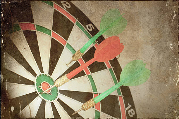 stare zdjęcie starej dart board - targeted dart bulls eye pub zdjęcia i obrazy z banku zdjęć