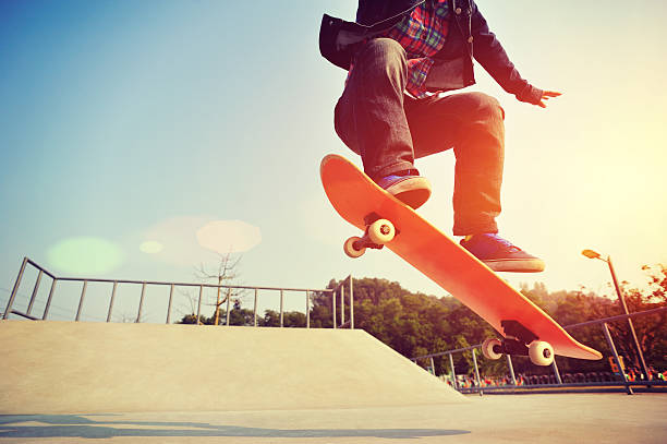 andare sullo skate-board saltare all'alba - ollie foto e immagini stock