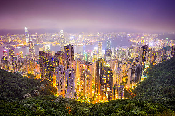 hong kong, china, die skyline der stadt - victoria peak stock-fotos und bilder