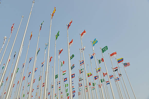 флаги разных стран fltutter - national flag flag global communications sky стоковые фото и изображения