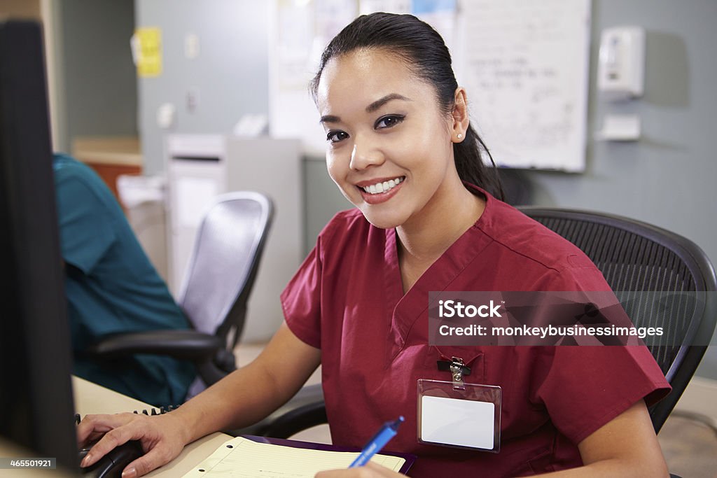 Portrait de femme Infirmière travaillant au Bureau des infirmières - Photo de Suivi des malades libre de droits