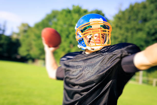 american football 던지기 공 - men summer passing tossing 뉴스 사진 이미지