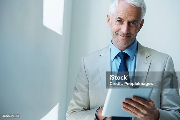 Die Märkte Sind Gut Aussehen Stockfoto und mehr Bilder von Tablet PC - Tablet PC, Glücklichsein, Anzug