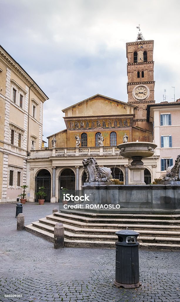 Santa Maria in Trastervere und Brunnen, Rom, Italien - Lizenzfrei Santa Maria-Kirche Stock-Foto