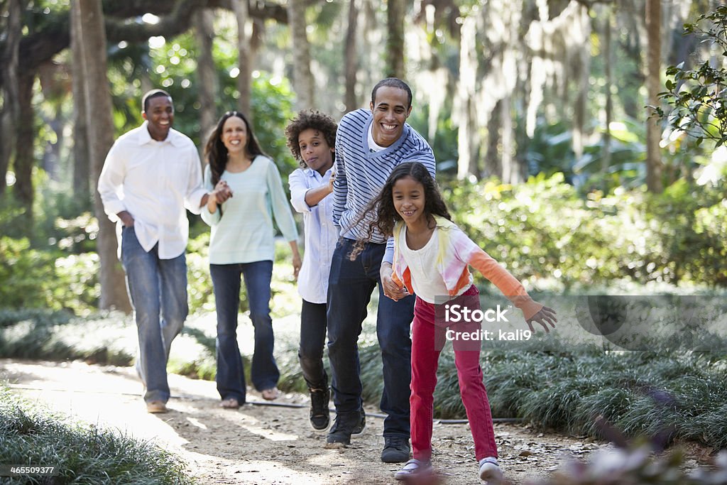 Interracial famille marche dans le parc - Photo de Famille libre de droits