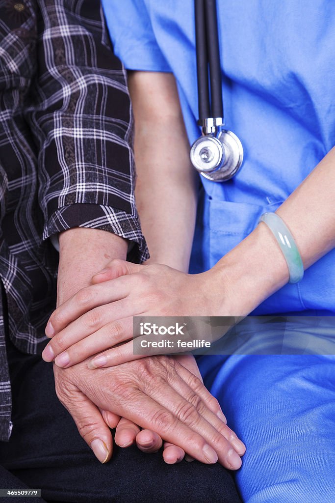 Médico segurando pacientes de mão - Foto de stock de Recuperação royalty-free