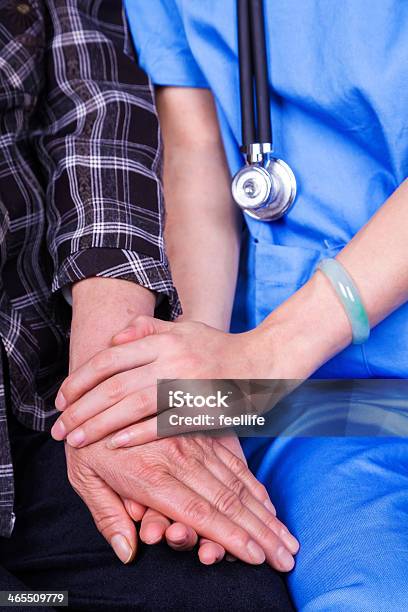 Foto de Médico Segurando Pacientes De Mão e mais fotos de stock de Recuperação - Recuperação, De Mãos Dadas, Profissional de enfermagem