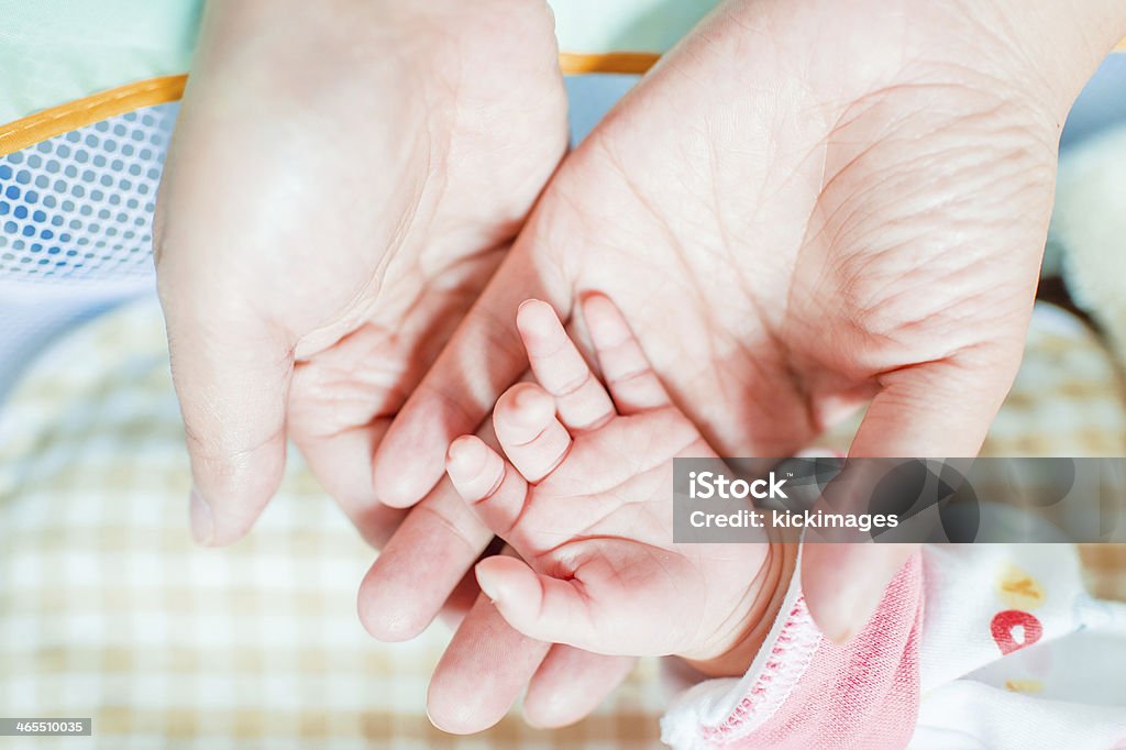 Mãe segurando bebê de Mão - Royalty-free 0-11 Meses Foto de stock