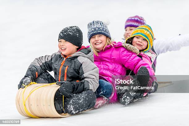 Bambini Slitta Collina In Toboga - Fotografie stock e altre immagini di Abbigliamento casual - Abbigliamento casual, Abiti pesanti, Allegro