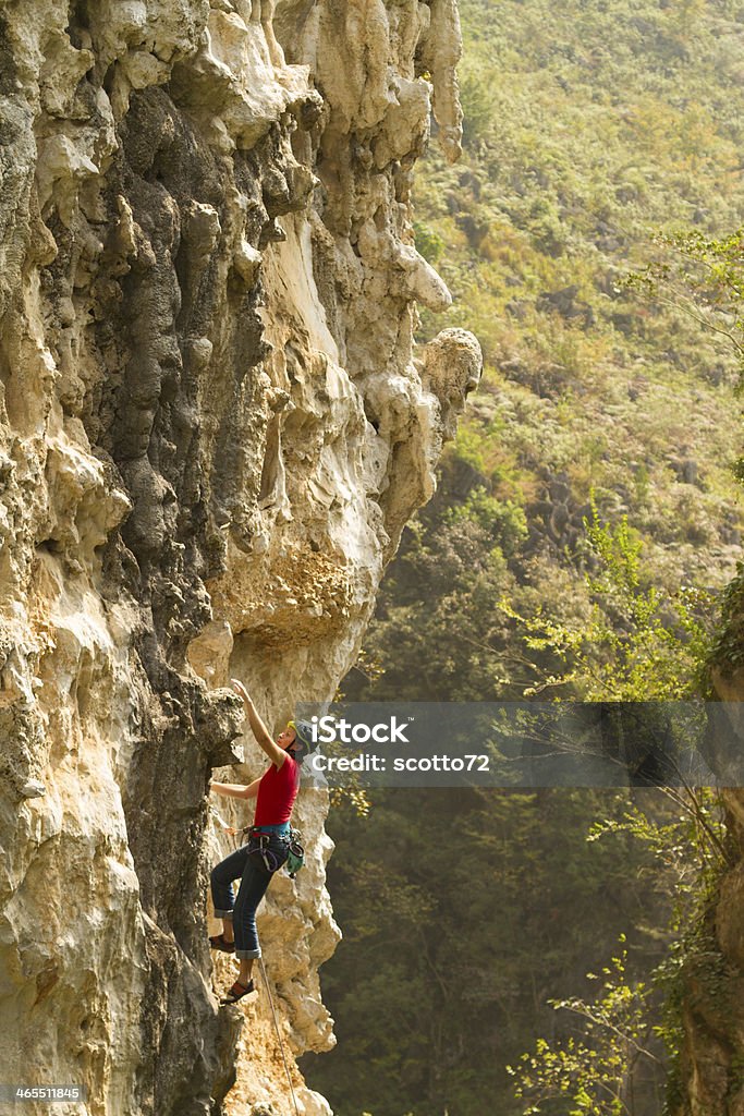Mulher rockclimbing na China - Foto de stock de Abseiling royalty-free