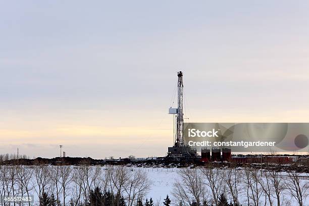 Tardo Pomeriggio Di Punta Rig In Inverno Impostazione - Fotografie stock e altre immagini di Albero