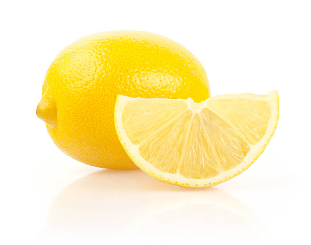 레몬색 및 절편 흰색 배경의 - lemon textured peel portion 뉴스 사진 이미지