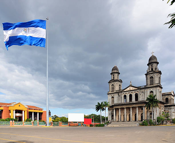 managua, au nicaragua: drapeau nicaraguayen sur la place principale - ionic column neo classical classical greek photos et images de collection
