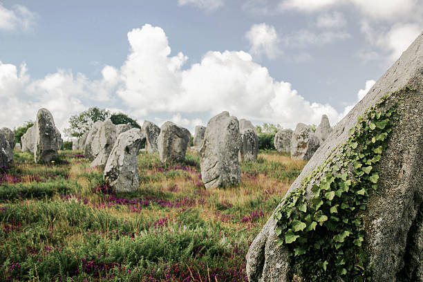 megalithisch menhirs in carnac - hünengrab stock-fotos und bilder