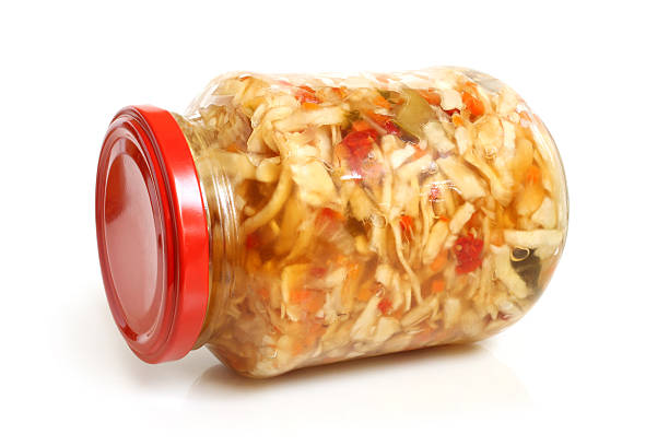 repolho em conserva e salada de pimentão vermelho em vidro frasco - sauerkraut cabbage paprika salad imagens e fotografias de stock