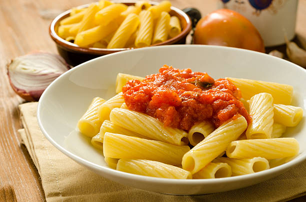 tortiglioni z sos pomidorowy - penne rigatoni pasta tomato pasta zdjęcia i obrazy z banku zdjęć