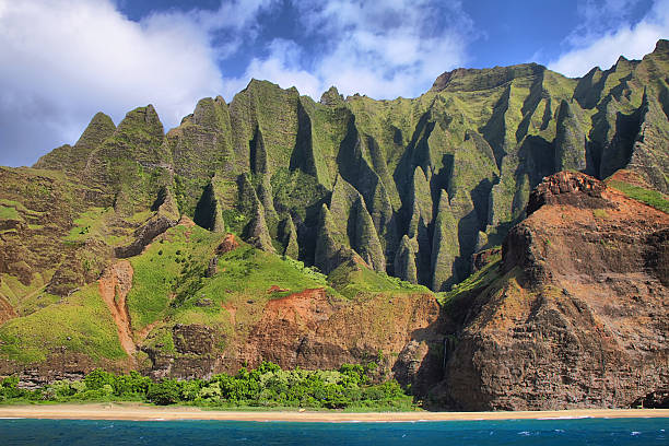 istock Jagged hills from catamaran at the dramatic Na Pali coast 465517489