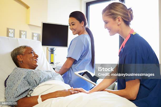 Krankenschwester Mit Tablet Im Gespräch Mit Senior Frau Stockfoto und mehr Bilder von Krankenpflegepersonal