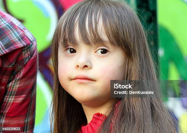 Retrato De La Hermosa Chica Foto de stock y más banco de imágenes de Síndrome de Down - Síndrome de Down, Aire libre, Alegre