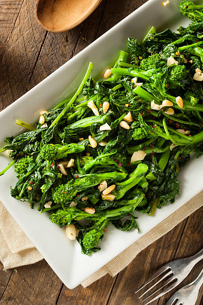 домашние sauteed зеленый рапини - broccoli raab стоковые фото и изображения