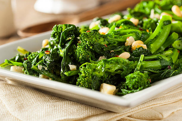 домашние sauteed зеленый рапини - broccoli raab стоковые фото и изображения