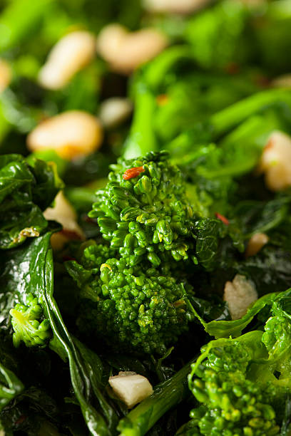 домашние sauteed зеленый рапини - broccoli raab стоковые фото и изображения