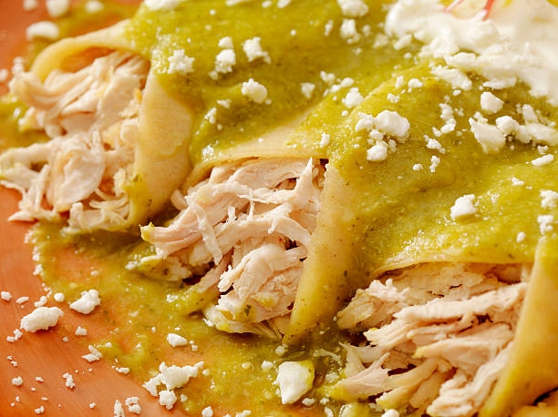 enchiladas de de pollo en salsa verde - legume small group of objects nobody color image fotografías e imágenes de stock