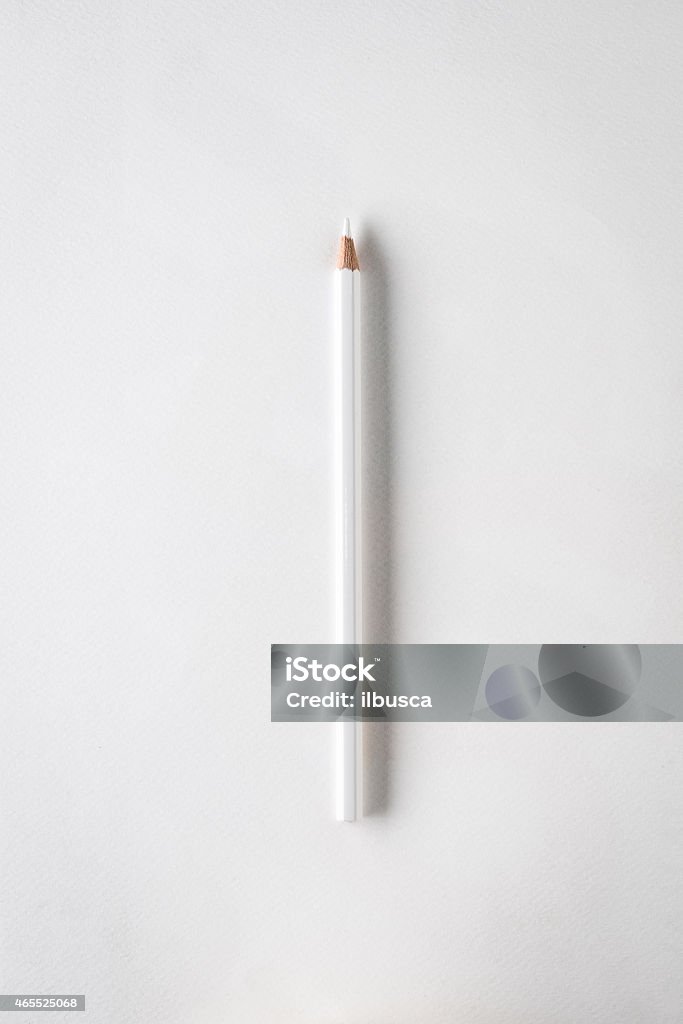 white Wachsmalstift auf weißem Papier, Minimalistische Stillleben - Lizenzfrei Bleistift Stock-Foto