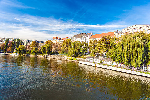 berlim, directamente sobre o rio spree - berlin germany house spree river urban scene imagens e fotografias de stock