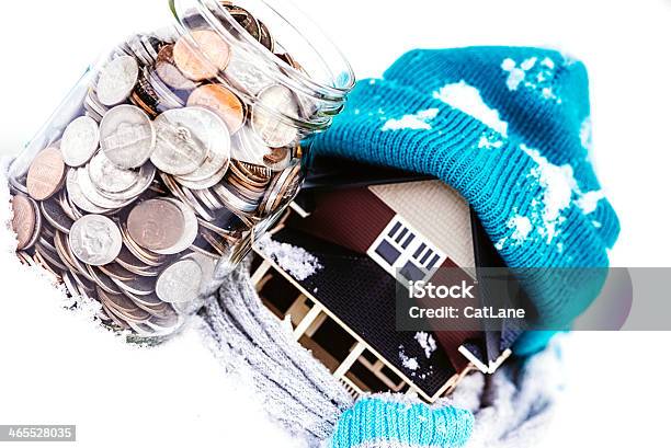 Ahorro De Costes Para Carcasa De Invierno Foto de stock y más banco de imágenes de Invierno - Invierno, Factura, Calor