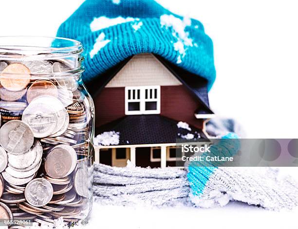 Foto de Economizar Para O Inverno Os Custos De Acomodação e mais fotos de stock de Edifício residencial - Edifício residencial, Vida doméstica, Casa