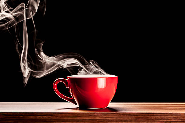 taza de café rojo tabla fondos de vapor de humo - coffee coffee cup steam cup fotografías e imágenes de stock