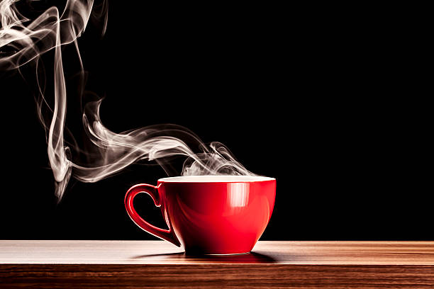 김이 나는 컵-커피 연료증기 레드 흡연합니다 표 배경 - hot drink tea black tea red 뉴스 사진 이미지