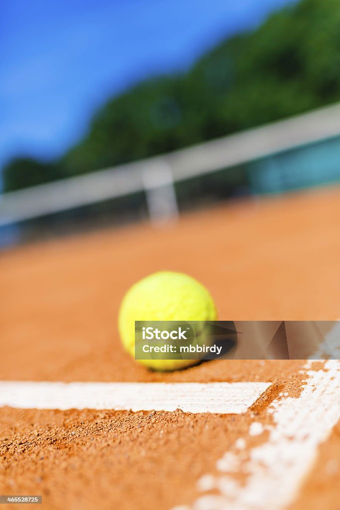 Tennis ball auf Sandplatz - Lizenzfrei Aufnahme von unten Stock-Foto