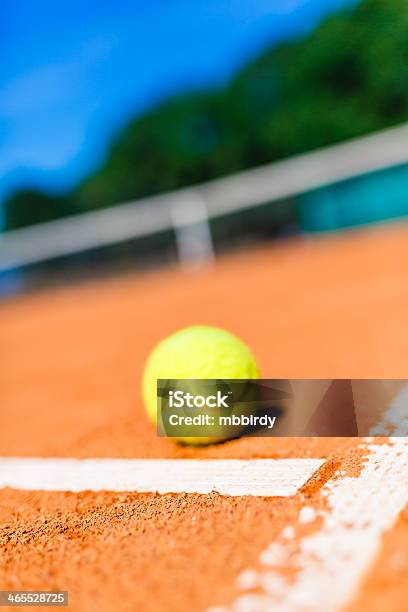 Tennis Ball Auf Sandplatz Stockfoto und mehr Bilder von Aufnahme von unten - Aufnahme von unten, Bildschärfe, Einzelner Gegenstand