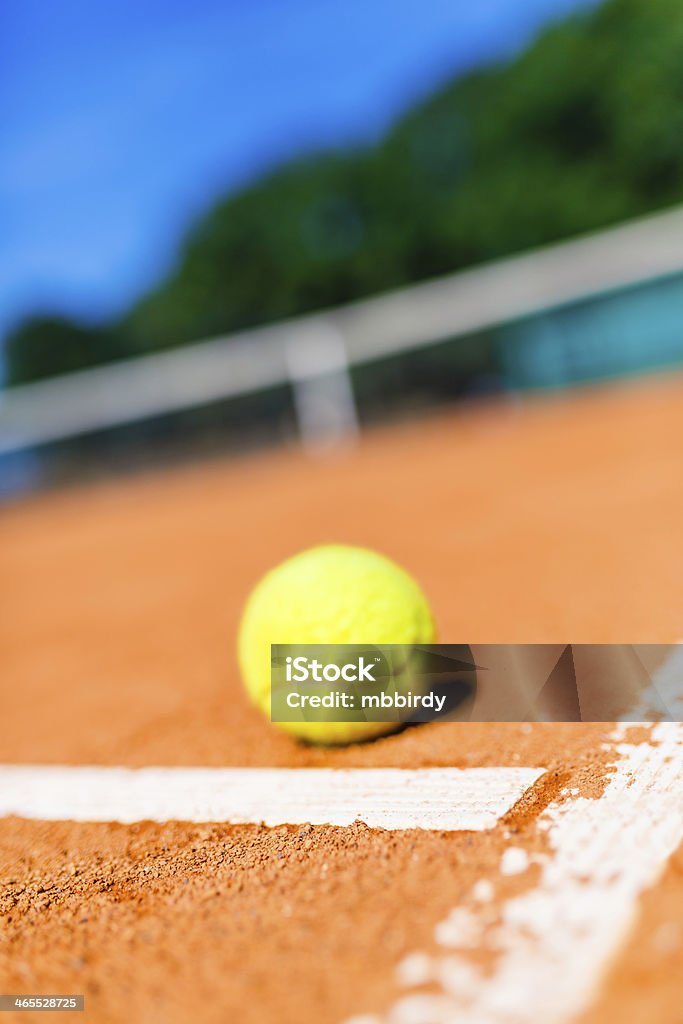 Bola de tênis na quadra de argila - Foto de stock de Amarelo royalty-free