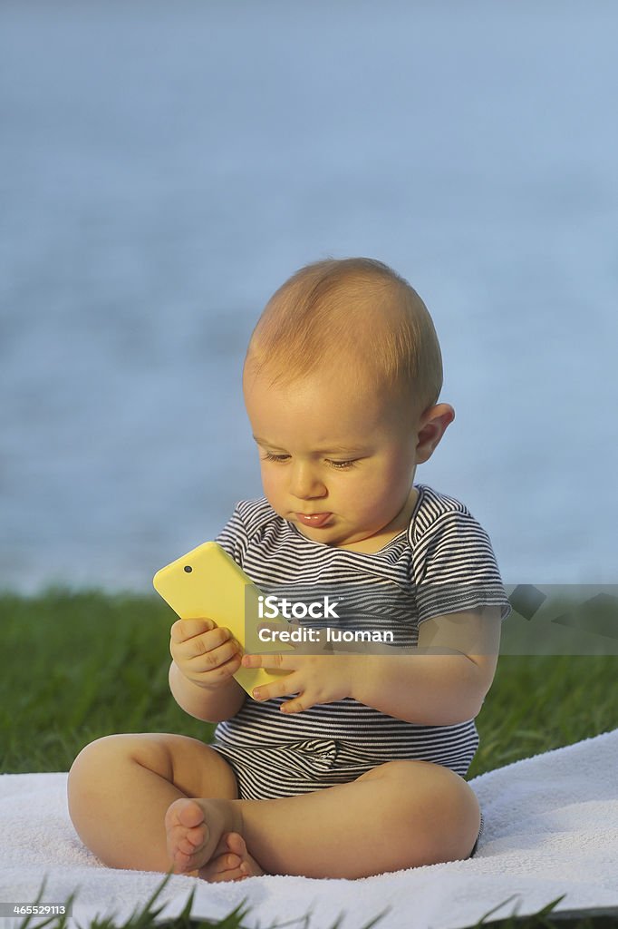 Europäische baby hält ein Mobiltelefon - 10 Monate alten - Lizenzfrei 0-11 Monate Stock-Foto