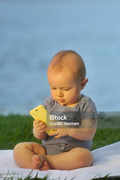 Europäische Baby Hält Ein Mobiltelefon 10 Monate Alten Stockfoto und mehr Bilder von 0-11 Monate