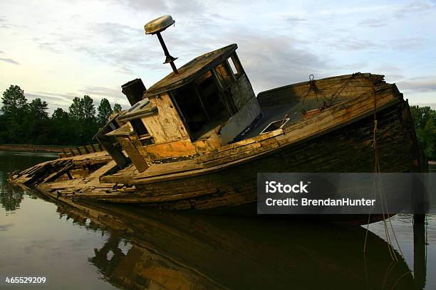 Foto de Vida Do Rio e mais fotos de stock de Acidentes e desastres - Acidentes e desastres, Amarrado, Apodrecer