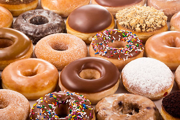 champ de différents types de donuts - donuts photos et images de collection