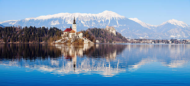 chiesa dell'assunzione sul lago di bled - santa maria church foto e immagini stock