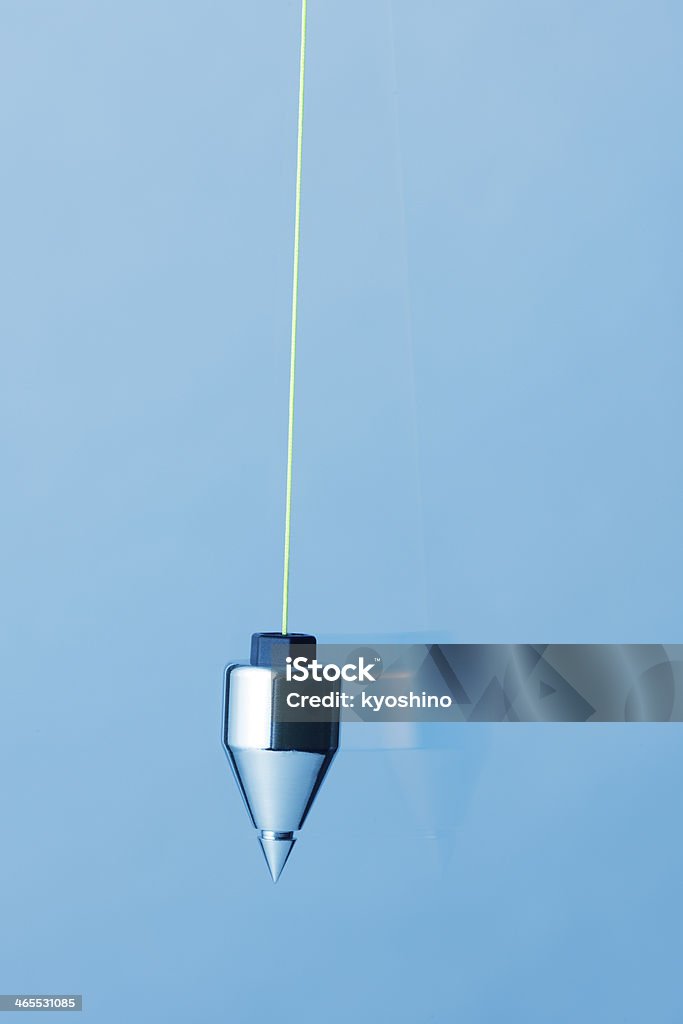 モーションの plumb ボブアゲインスト青色背景 - とげのあるのロイヤリティフリーストックフォト